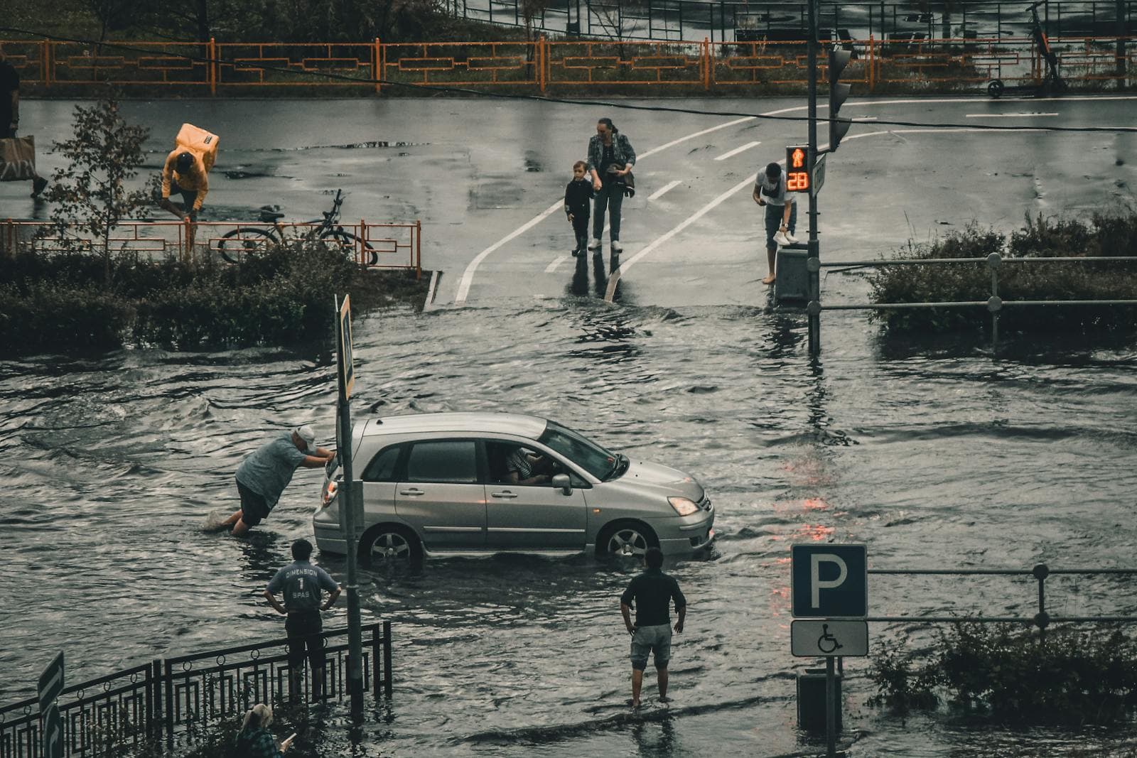 Inundación de garaje en Diagonal Mar tras episodio de lluvia